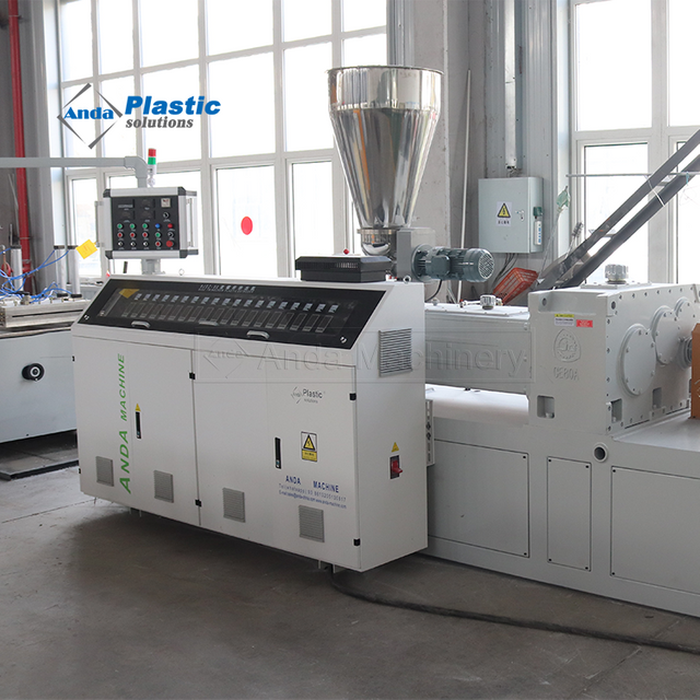 Ligne d'extrusion de profilés de gouttière en PVC