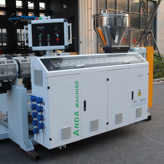 Ligne d'extrusion de machine de fabrication de panneaux cannelés au charbon de bois