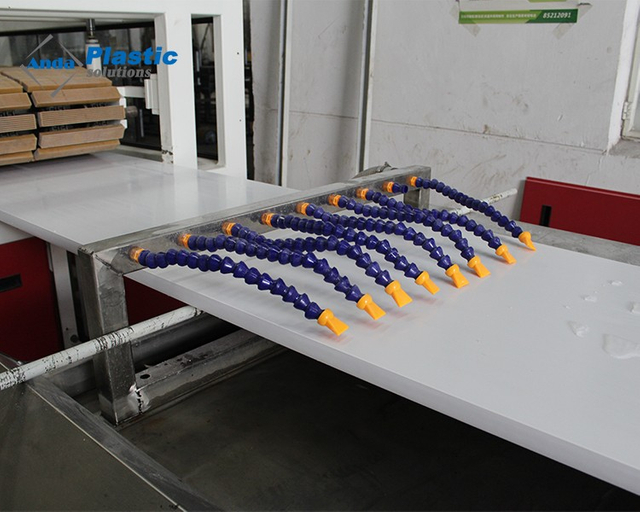 Ligne de production de panneaux d'armoires en PVC