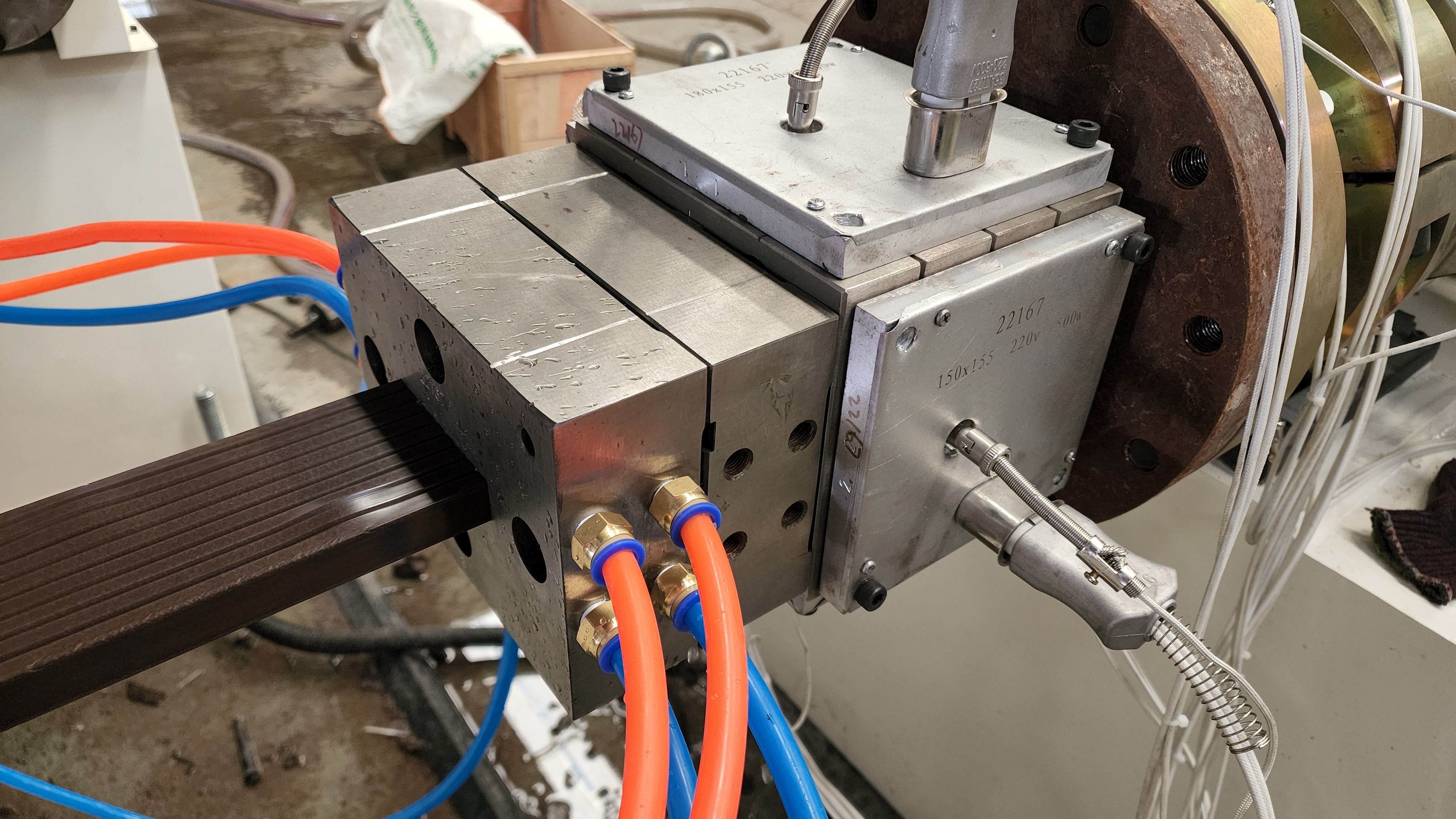  Ligne de production de cadre de porte WPC