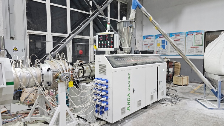 Ligne de production de machines de fabrication de tuyaux en PVC à haute efficacité