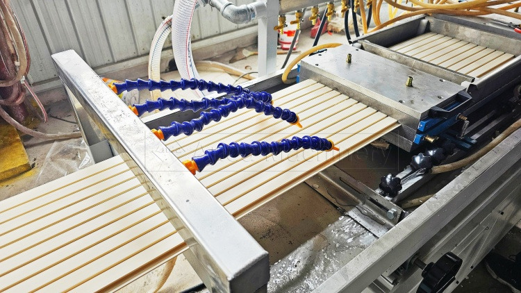 Ligne de production de panneaux muraux en PVC 65/132 à grande vitesse