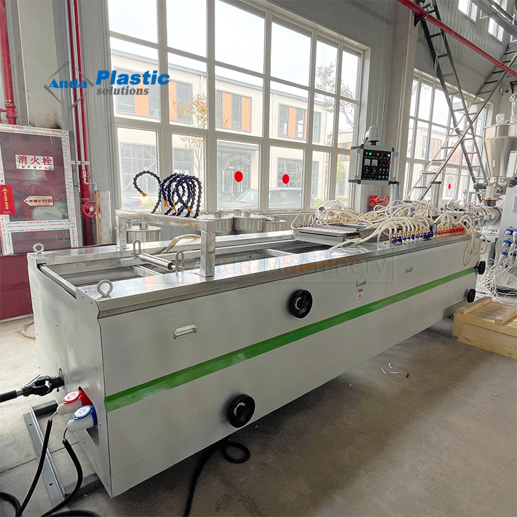 Ligne de production de machines pour panneaux de parement en PVC