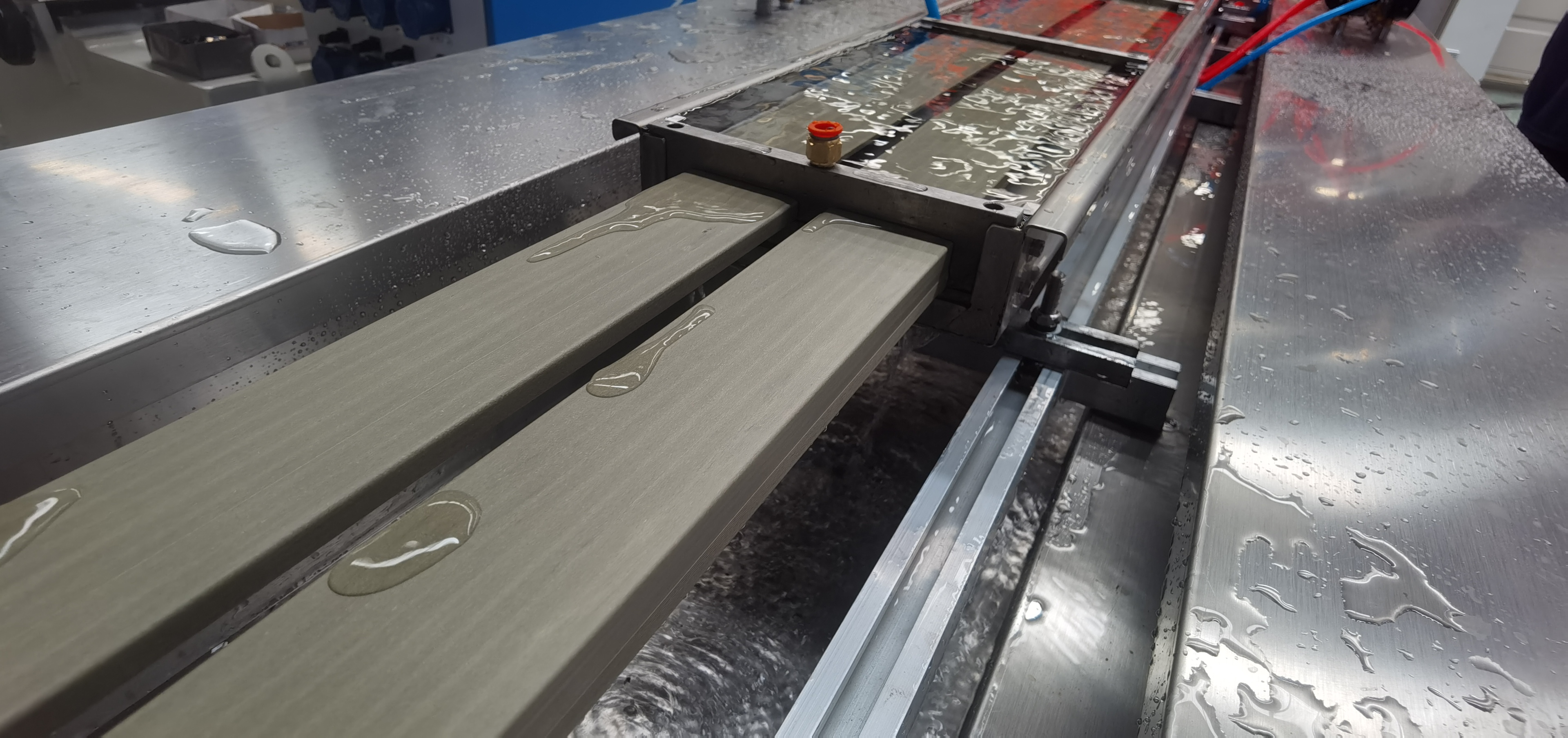  Ligne de production de cadre de porte WPC
