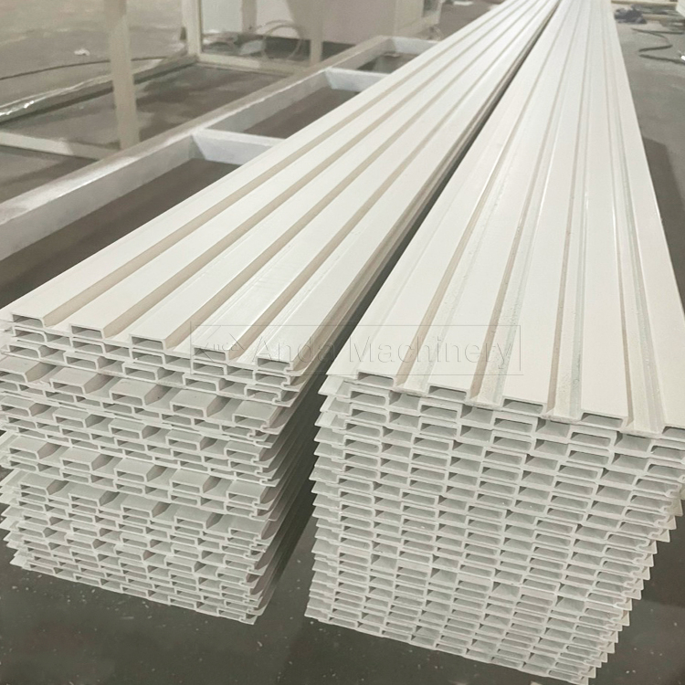 Ligne de production de panneaux muraux en PVC WPC pour le marché indien du Pakistan