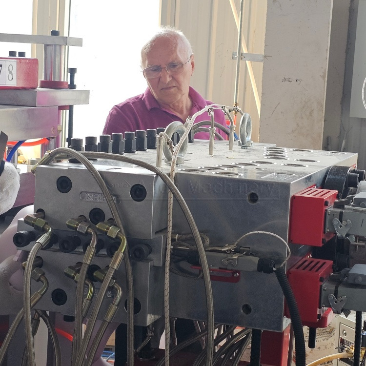 Ligne de production de panneaux de mousse WPC faisant la machine