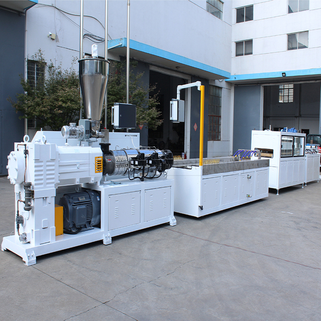 Ligne de production de panneaux muraux en PVC WPC pour le marché indien du Pakistan