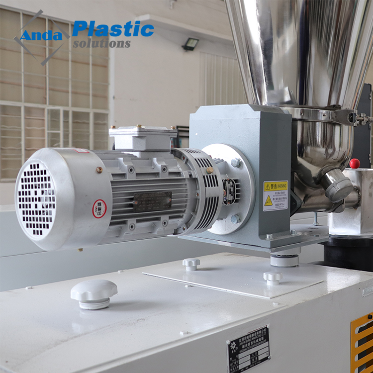Panneaux de persiennes WPC faisant la machine