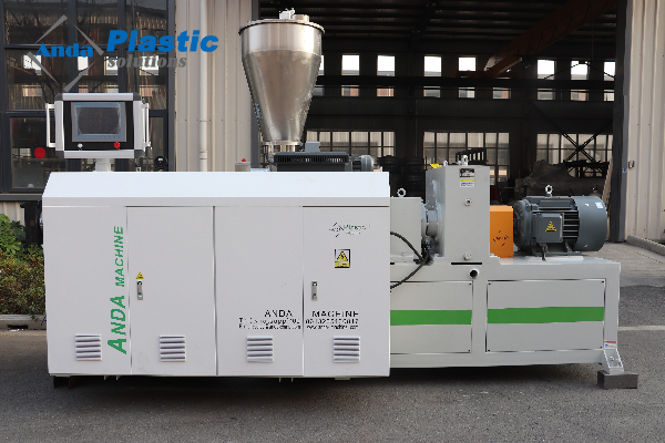 machine d'extrusion &agrave; &eacute;cran tactile