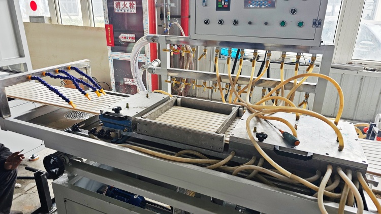 ligne de panneaux en PVC, machine de fabrication de panneaux cannel&eacute;s en PVC, machine de fabrication de panneaux cannel&eacute;s en PVC