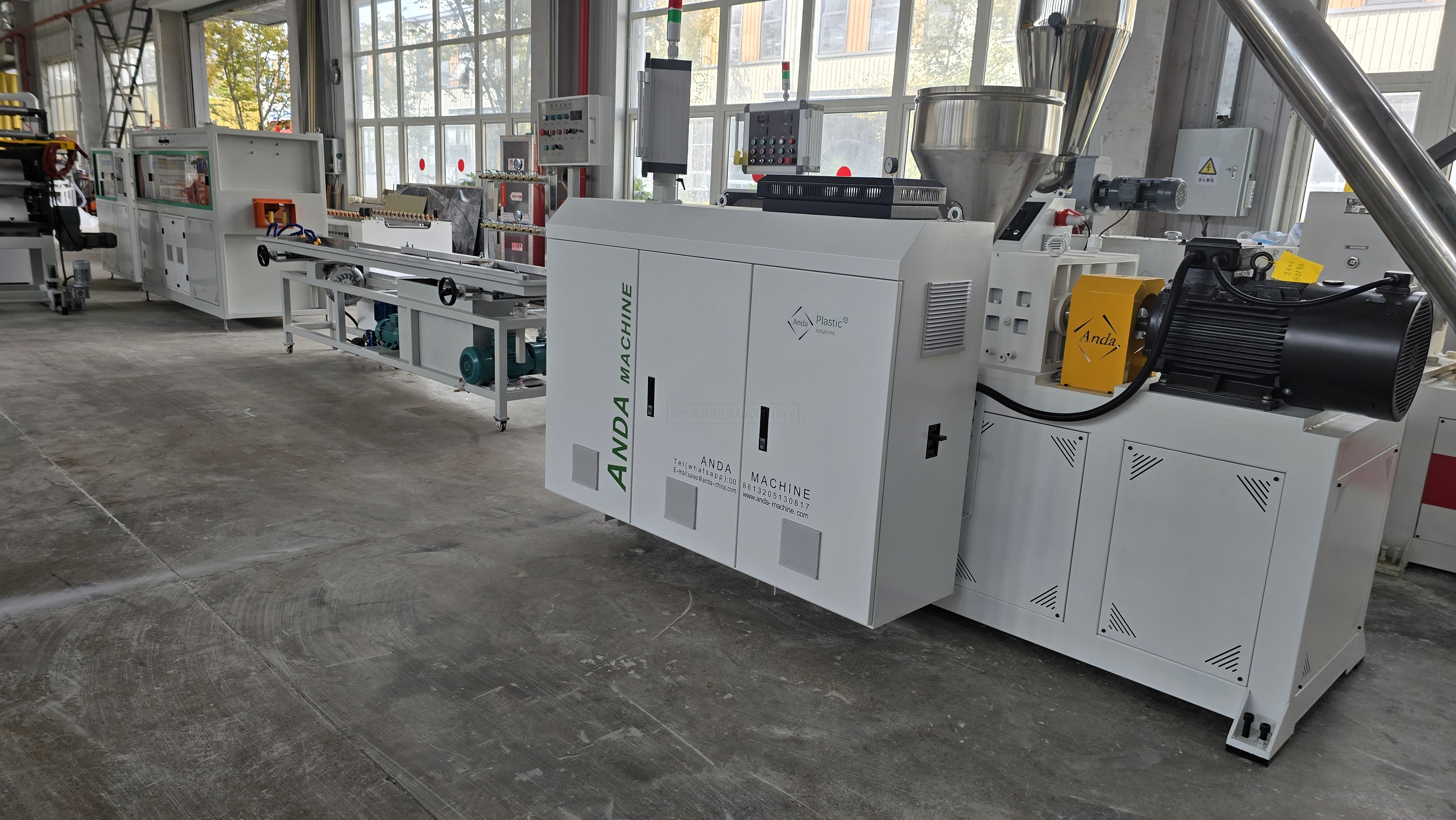 Ligne de production de chemins de câbles en PVC à petit profil