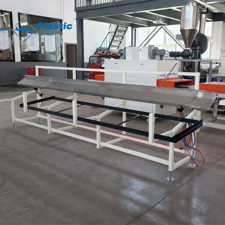 Ligne d'extrusion de machine de fabrication de panneaux de soffite en PVC
